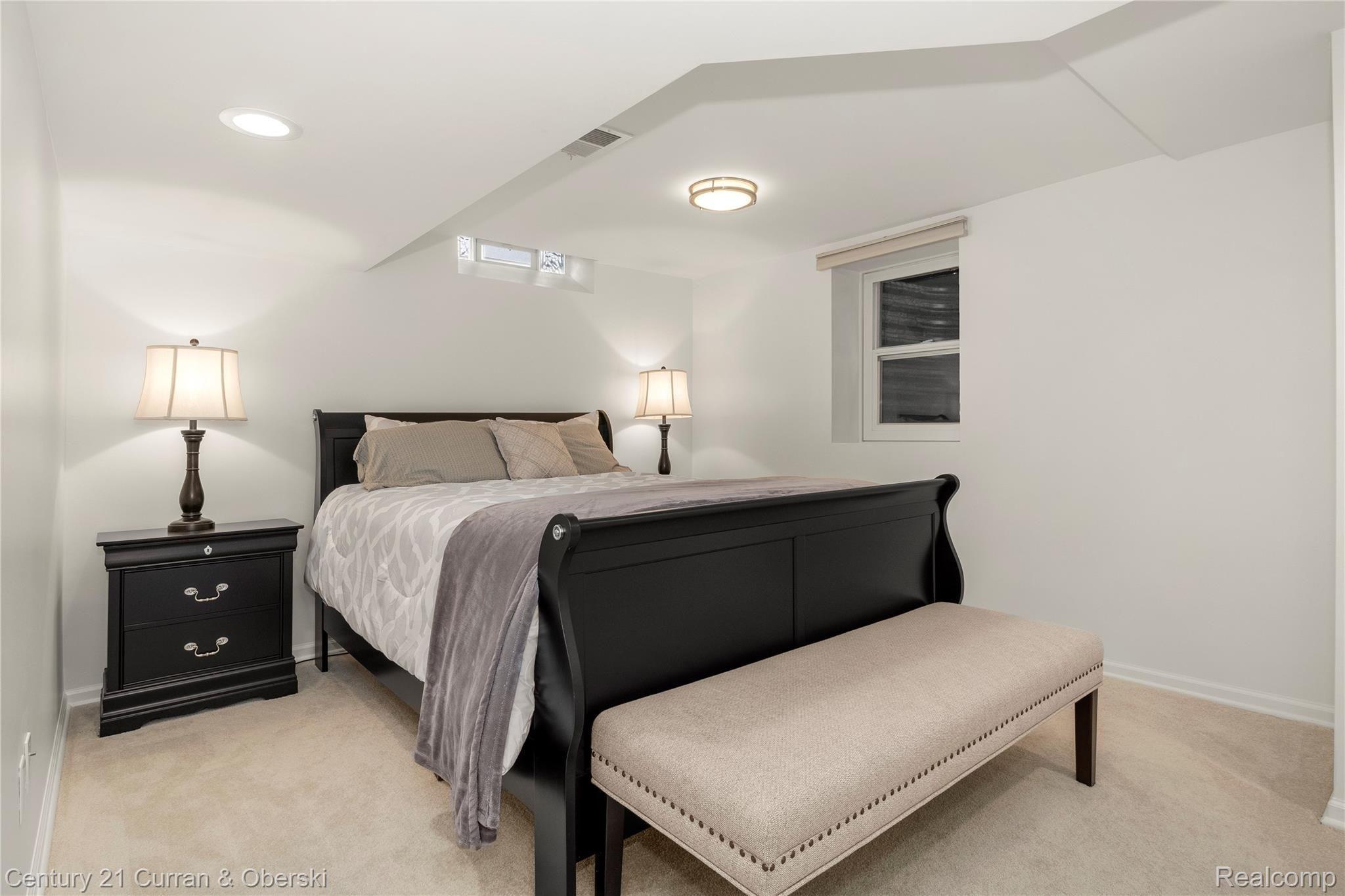 25446 Wykeshire Road Farmington, MI 48336 - Photo 32 of 38 34.jpg