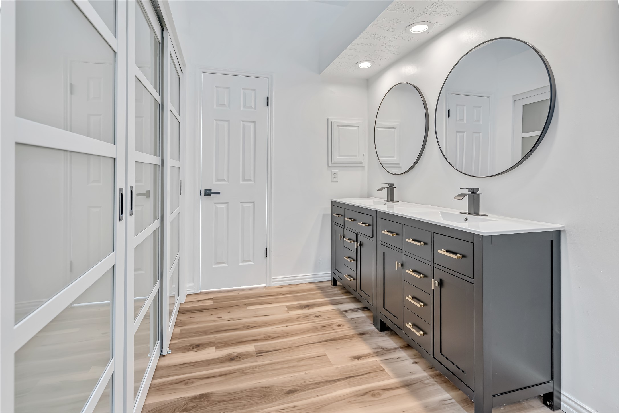 12426 North Rachlin Circle Houston, TX 77071 - Photo 14 of 31 a bathroom with a double vanity sink and a mirror