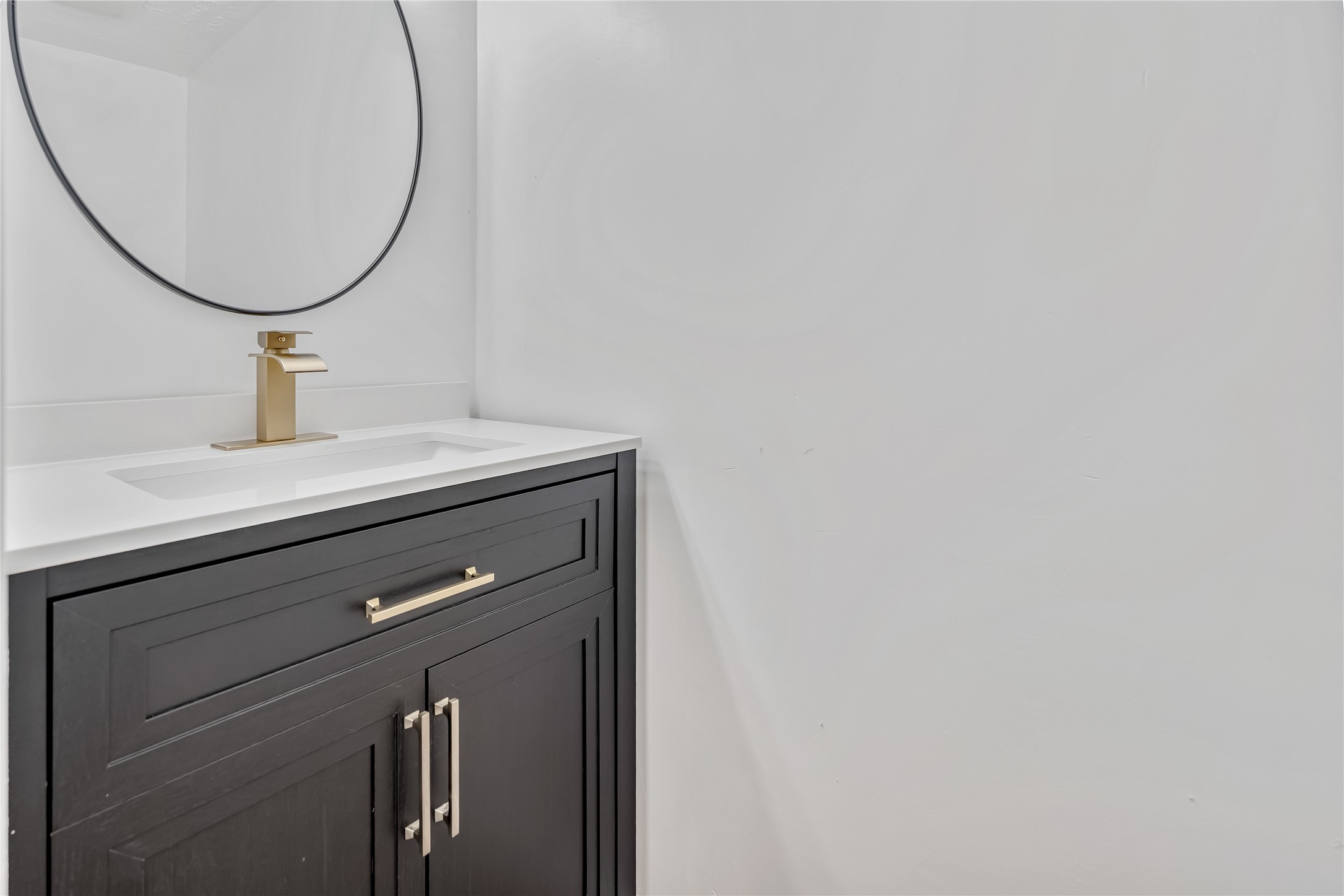 12426 North Rachlin Circle Houston, TX 77071 - Photo 9 of 31 a bathroom with a sink and a mirror