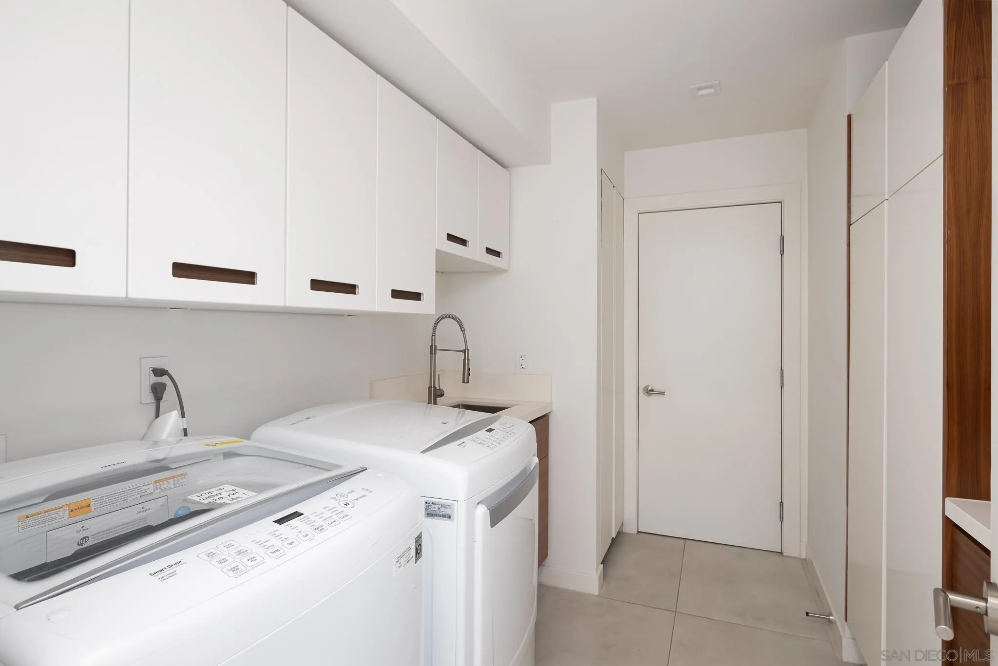 949 Cornish Drive San Diego, CA 92107 - Photo 27 of 28 a utility room with dryer and washer