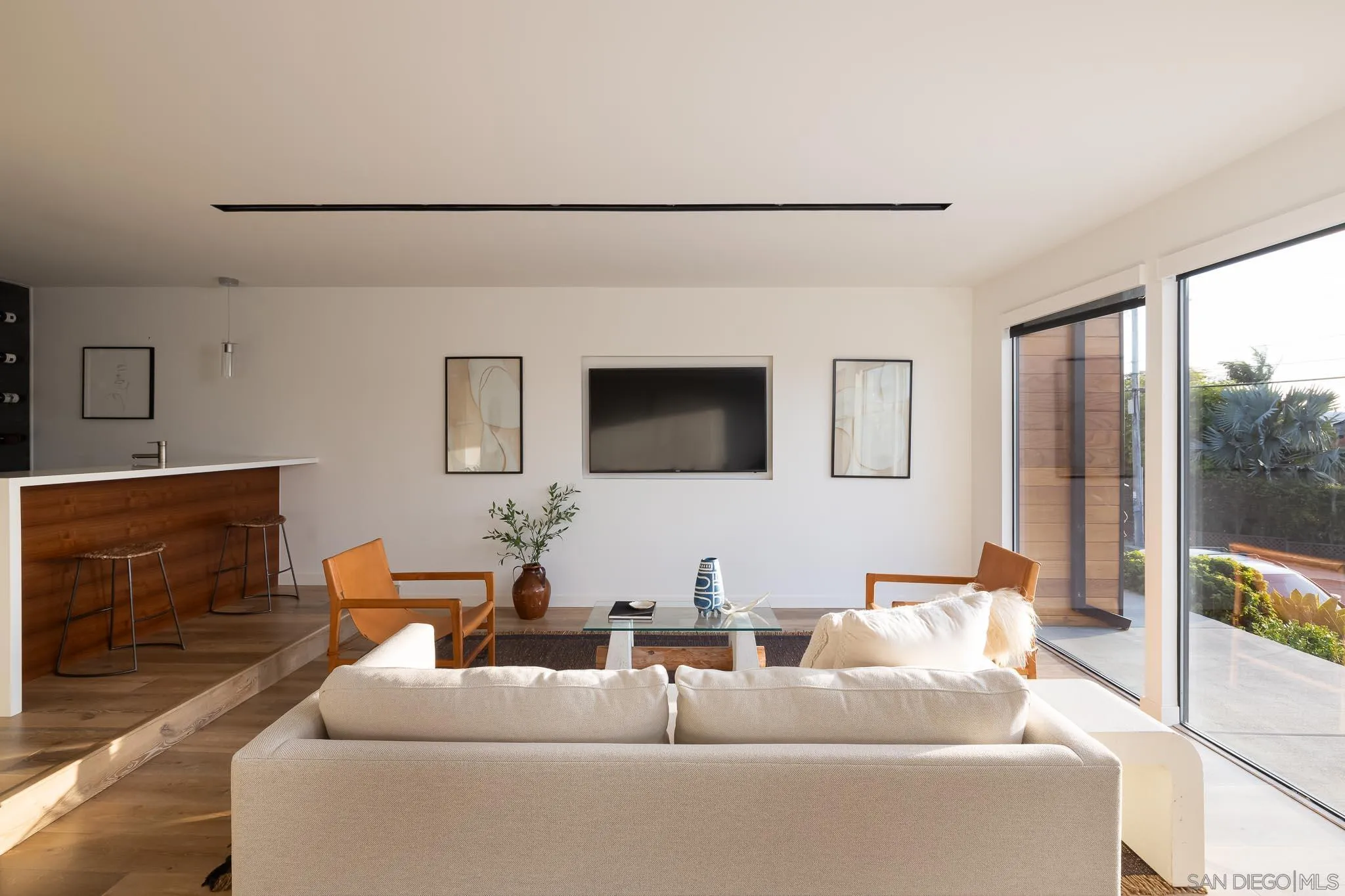 949 Cornish Drive San Diego, CA 92107 - Photo 6 of 28 a living room with furniture