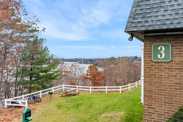 $2,600 | 145 Essex Avenue, Unit 309, Gloucester, MA 01930