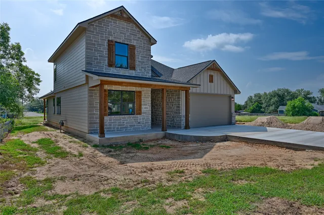 a view of a house with backyard and garden