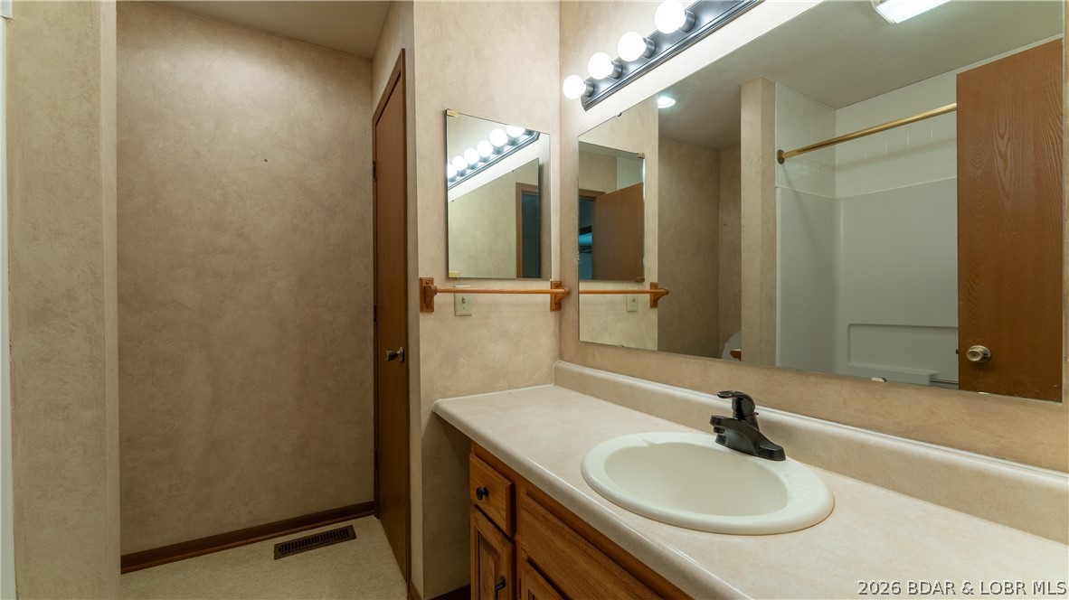 108 River Wood Road Camdenton, MO 65020 - Photo 11 of 32 Upper level full bathroom