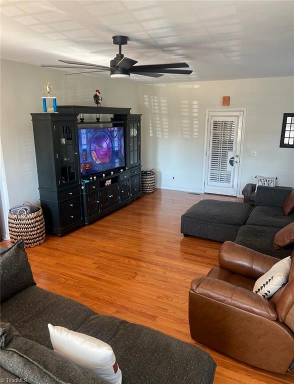 815 Old Cherry Road Creswell, NC 27928 - Photo 6 of 12 Living Room