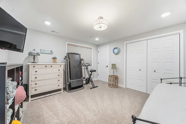 a view of a livingroom with furniture