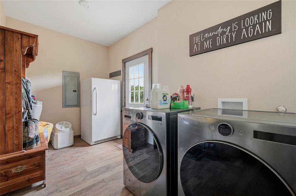 4652 Old Southmayd Road Sherman, TX 75092 - Photo 15 of 40 a utility room with dryer and washer