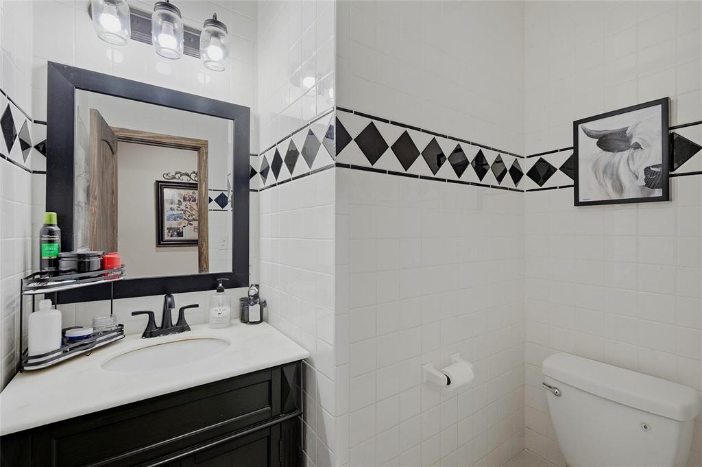 4652 Old Southmayd Road Sherman, TX 75092 - Photo 17 of 40 a bathroom with a sink a mirror and a toilet
