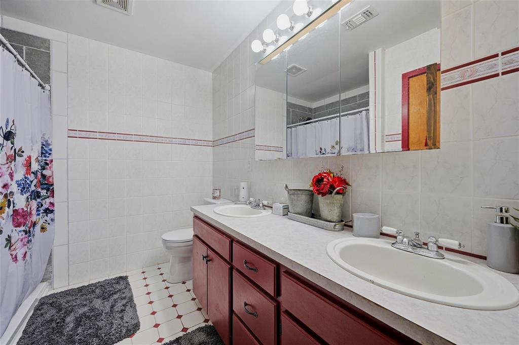4652 Old Southmayd Road Sherman, TX 75092 - Photo 29 of 40 a bathroom with a sink toilet and shower