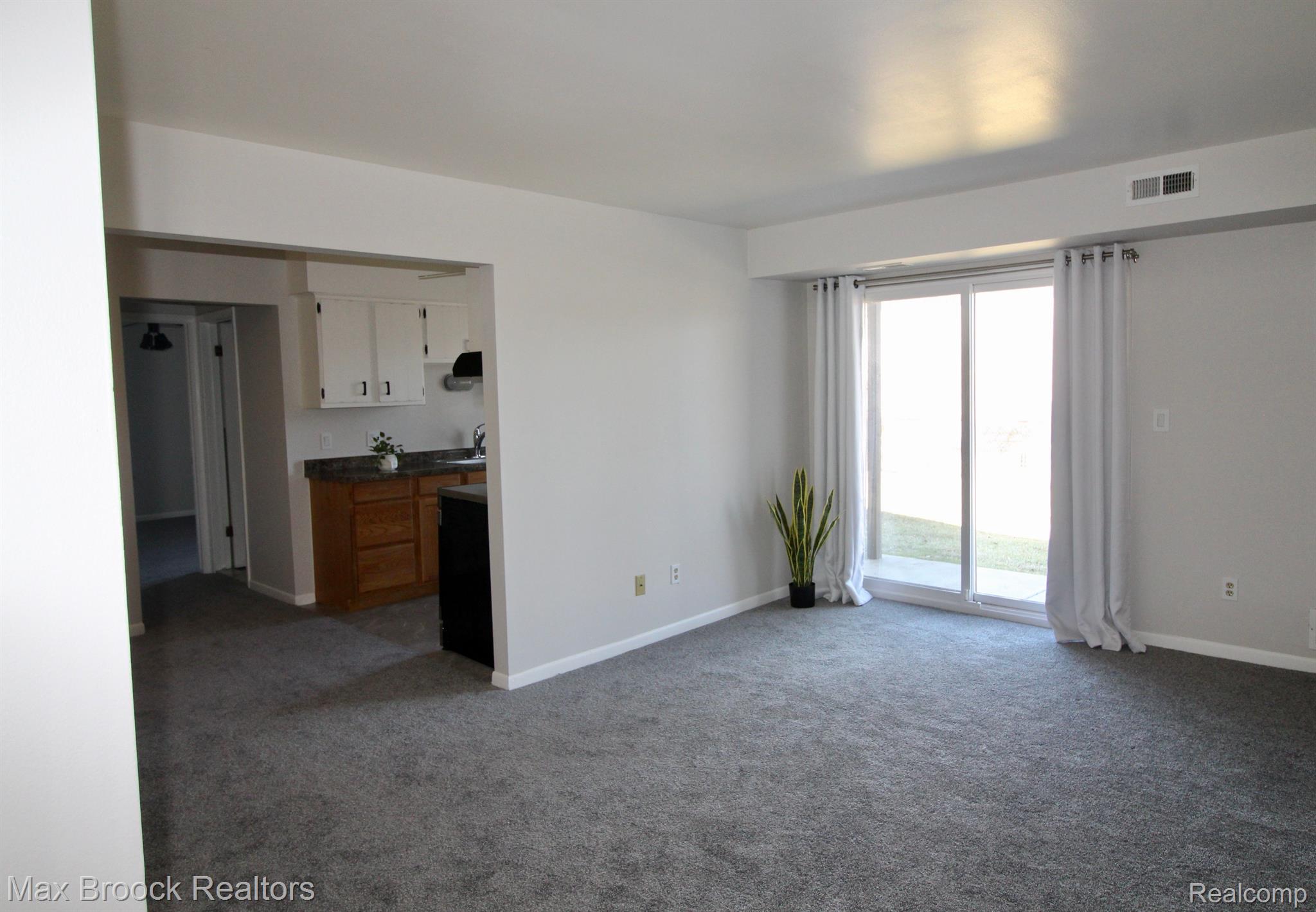256 East Thirteen Mile Road, Unit 6 Madison Heights, MI 48071 - Photo 5 of 29