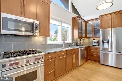 $1,900,000 | 4715 38th Street North, Arlington, VA 22207