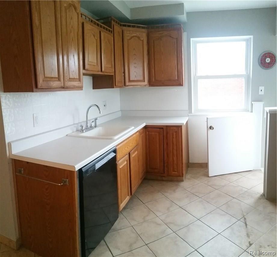 3334 Rome Avenue Warren, MI 48091 - Photo 8 of 19 20170305_164438.jpg