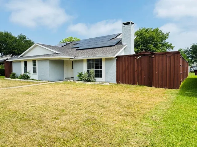 a front view of house with yard