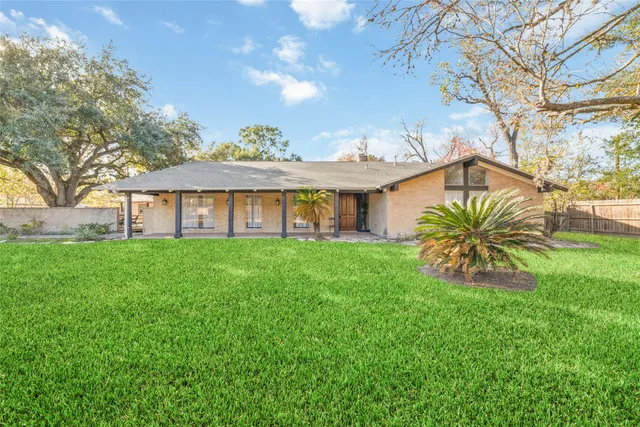 a view of a house with a backyard