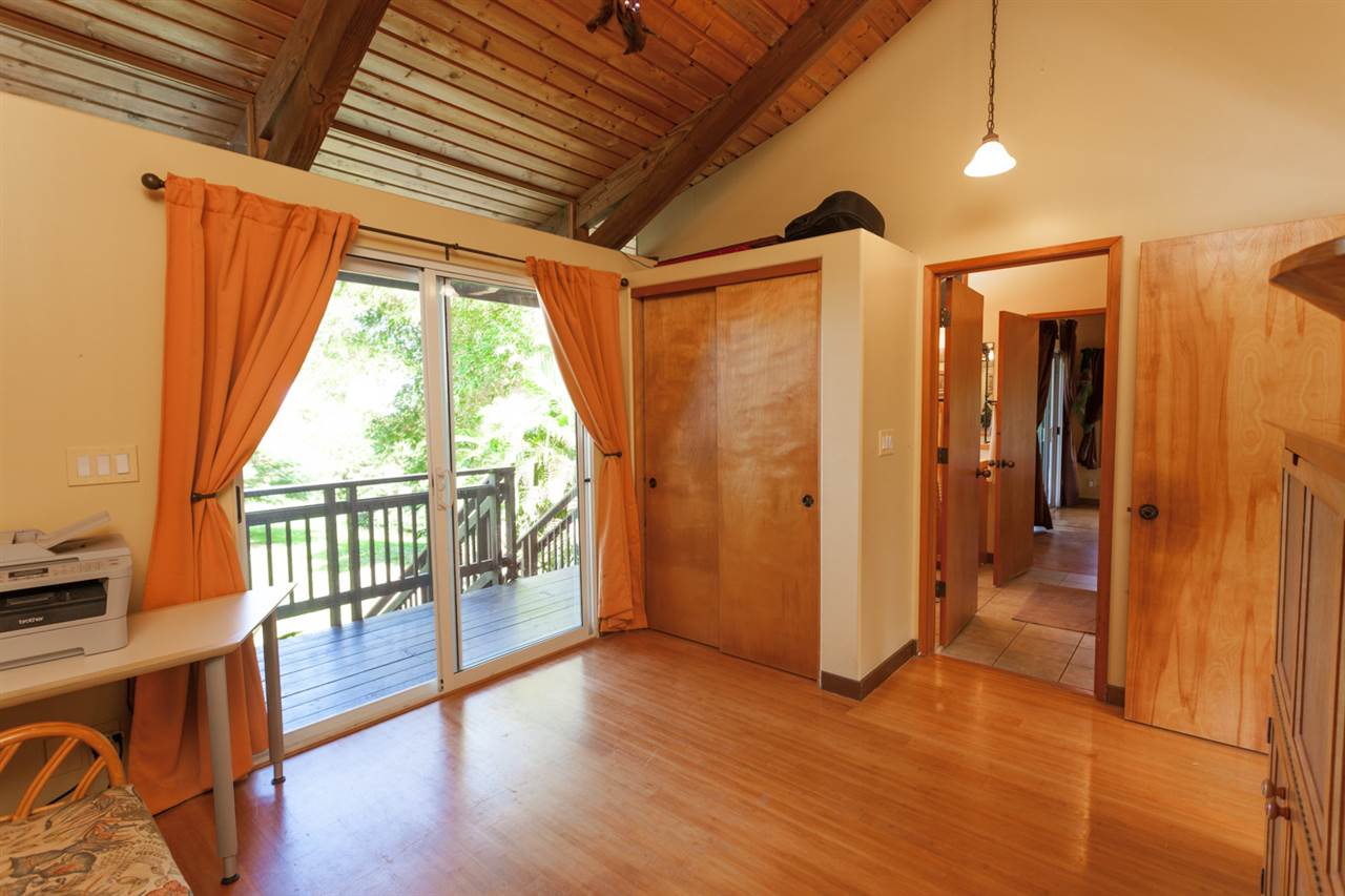 480 Hoolawa Road Haiku, HI 96708 - Photo 26 of 30 a view of hallway with a large window
