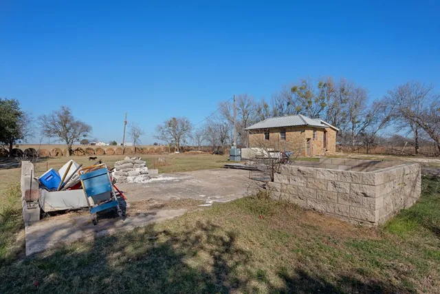 a view of a yard with a house