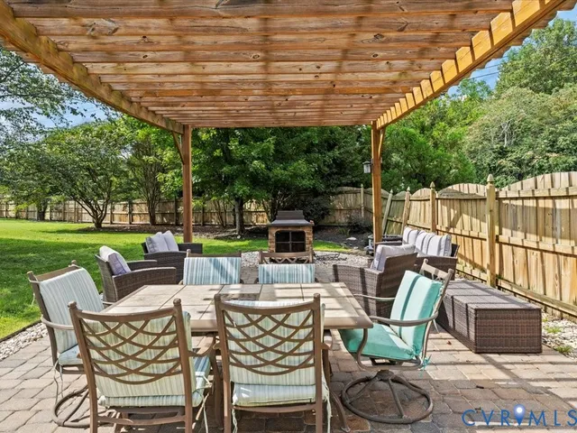 a view of a house with backyard and a tree