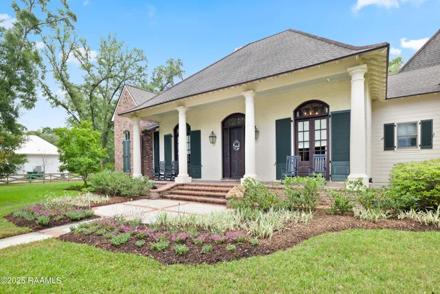 $1,175,000 | 114 Daniel, St. Martinville, LA 70582
