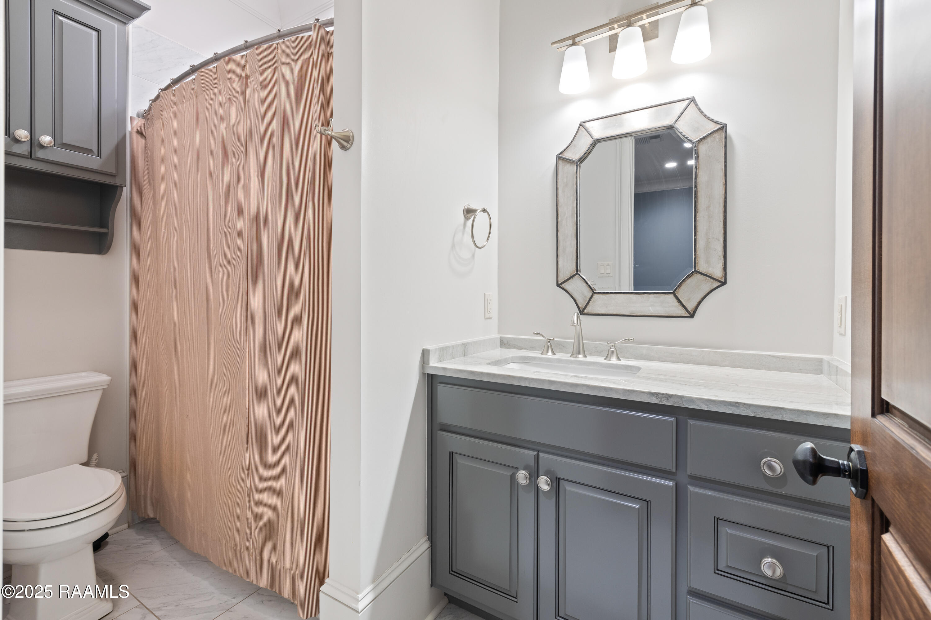 114 Daniel St. Martinville, LA 70582 - Photo 32 of 57 Bed #2 En-Suite Bathroom