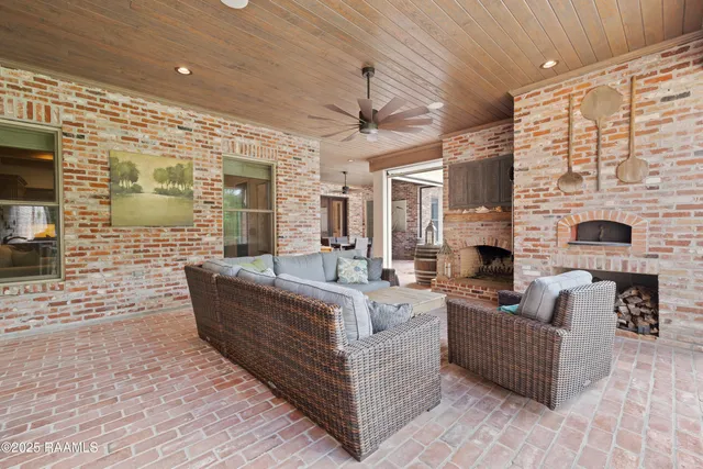 $1,175,000 | 114 Daniel, St. Martinville, LA 70582