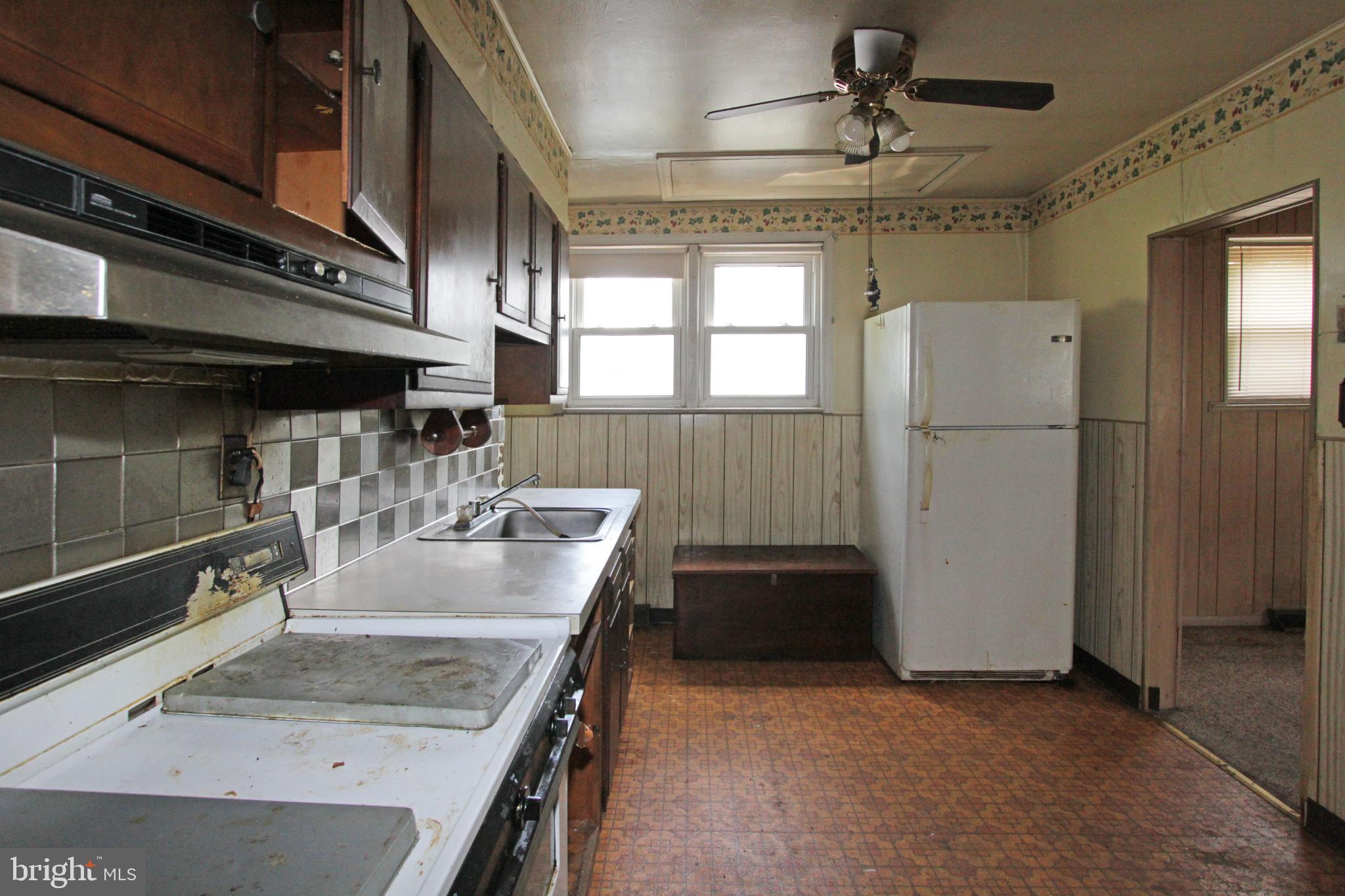 15 Gail Road New Castle, DE 19720 - Photo 4 of 11 KItchen