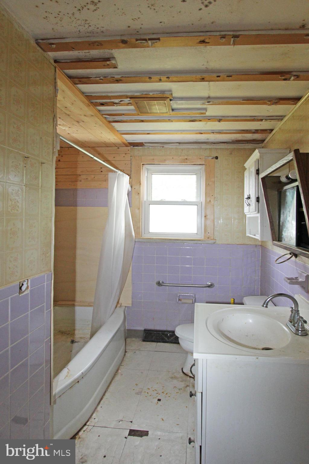 15 Gail Road New Castle, DE 19720 - Photo 5 of 11 Bathroom