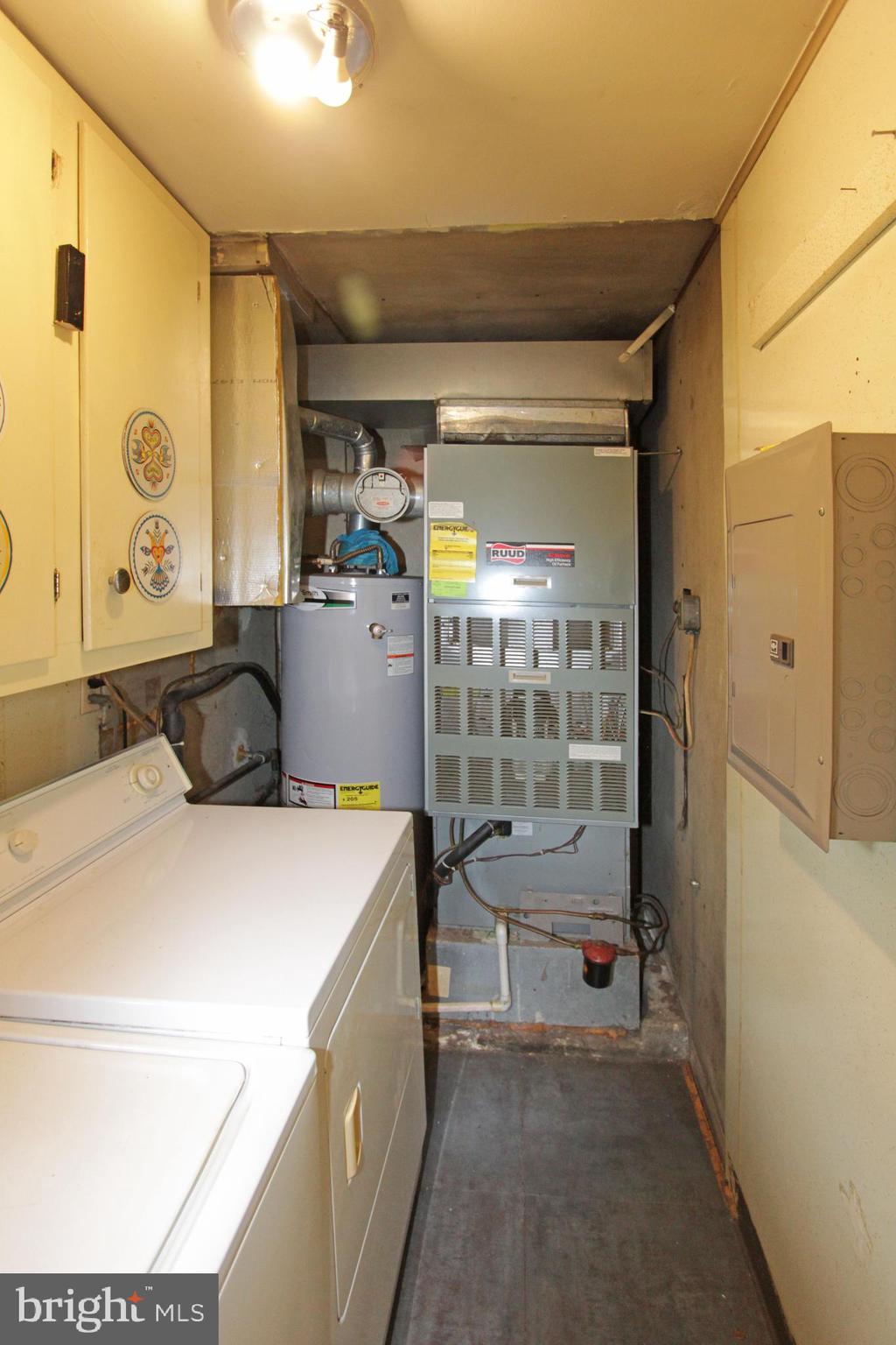 15 Gail Road New Castle, DE 19720 - Photo 8 of 11 Efficient utility space with essential appliances.