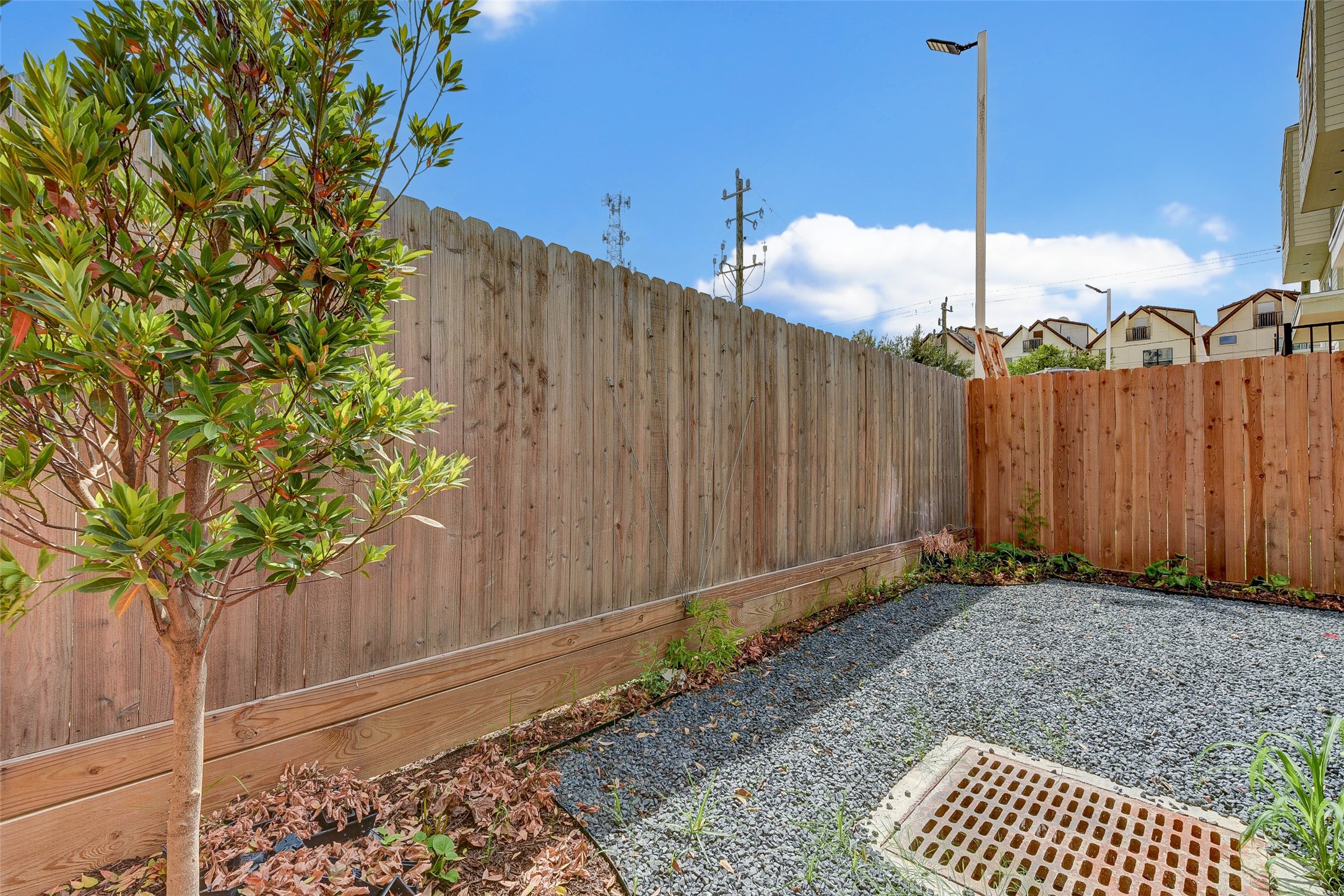 2516 Ohsfeldt Street Houston, TX 77008 - Photo 24 of 24 a backyard of a house