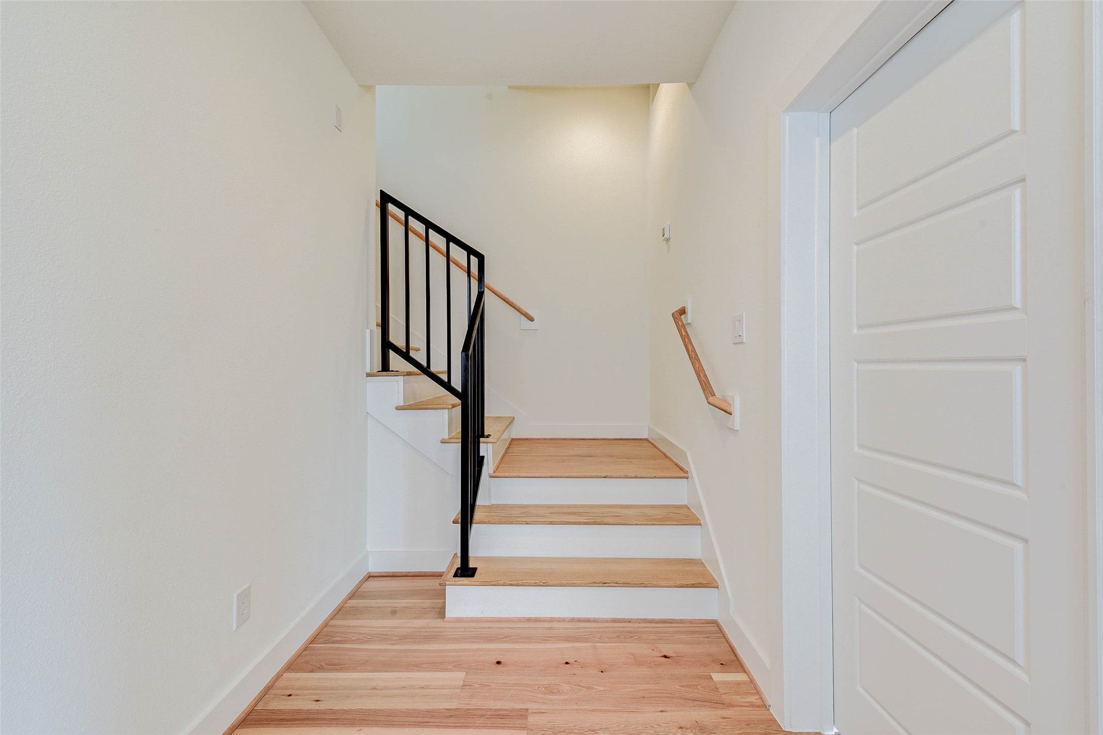 2516 Ohsfeldt Street Houston, TX 77008 - Photo 5 of 24 a view of entryway