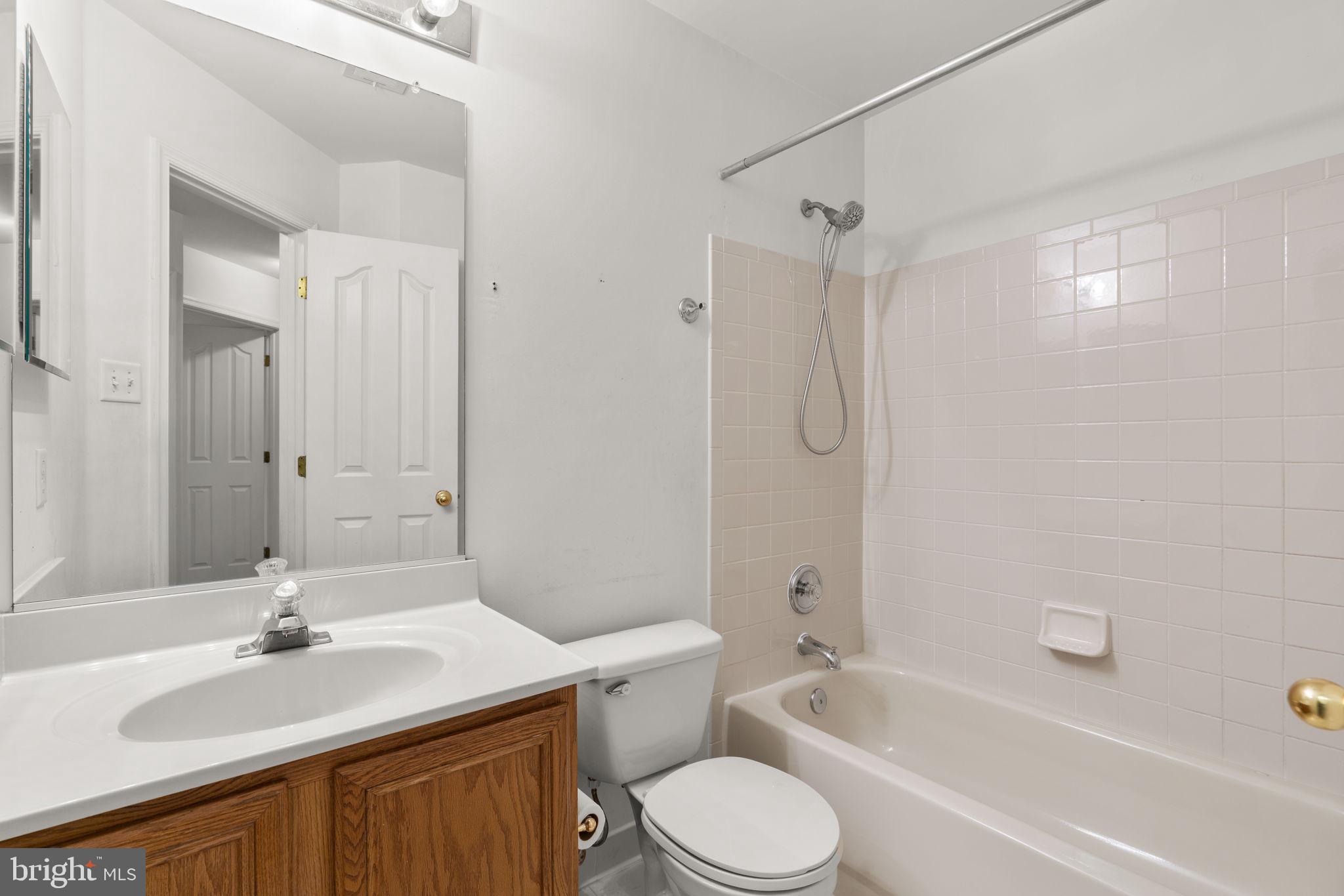 8708 Hidden Pool Court Laurel, MD 20723 - Photo 17 of 25 Full Bath