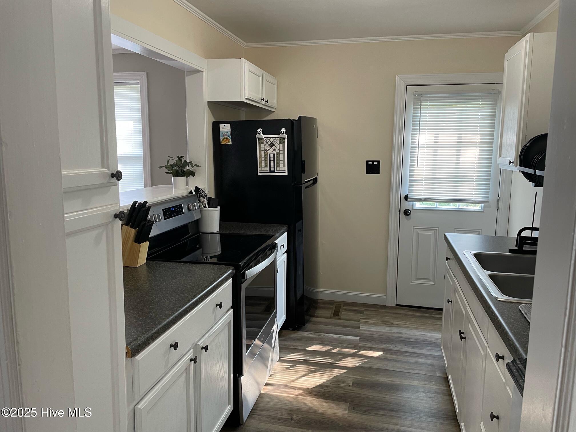 502 8th Street New Bern, NC 28560 - Photo 11 of 26 Kitchen1