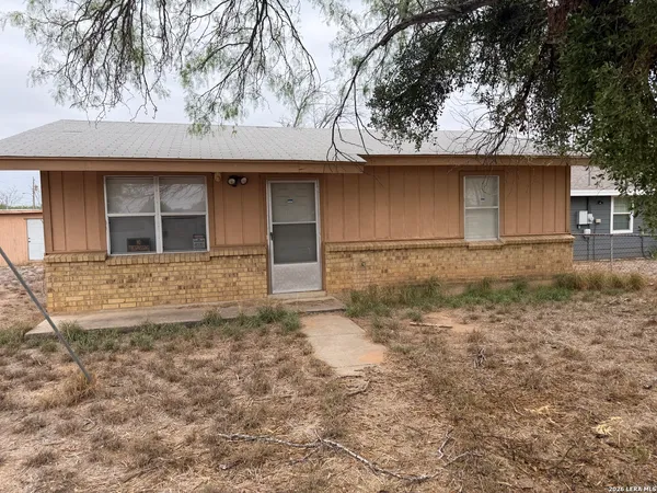 $114,000 | 405 North 14th Street, Carrizo Springs, TX 78834