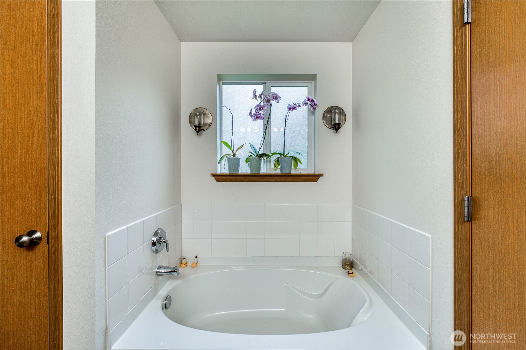 991 Northeast Hurd Road Belfair, WA 98528 - Photo 25 of 40 a bath tub sitting next to a white sink