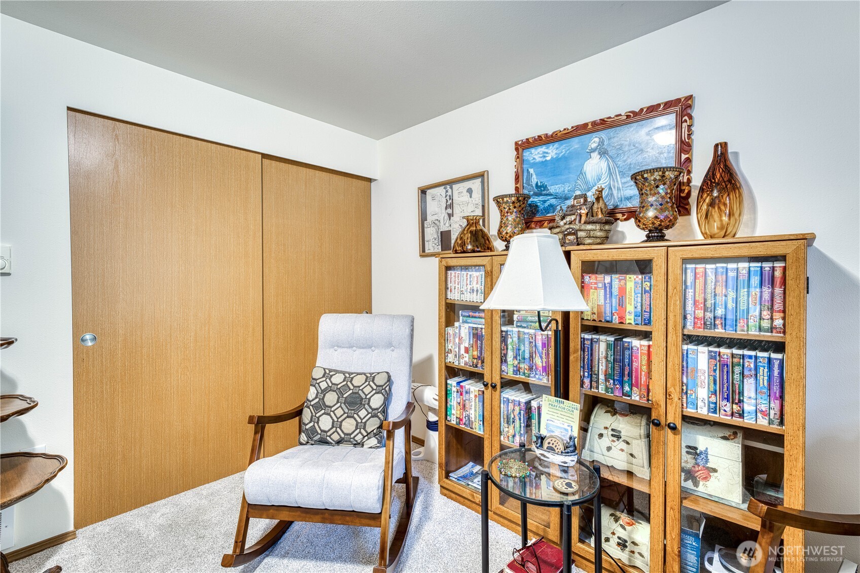 991 Northeast Hurd Road Belfair, WA 98528 - Photo 33 of 40 a living room with furniture and a book shelf