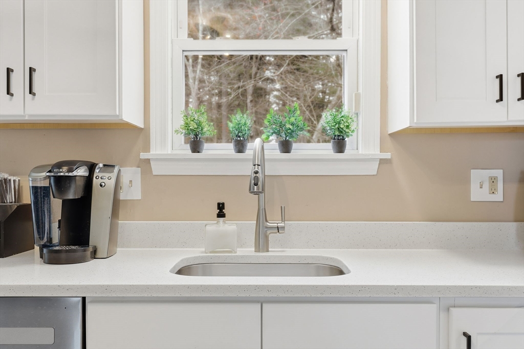 1688 South Branch Parkway Springfield, MA 01129 - Photo 10 of 41