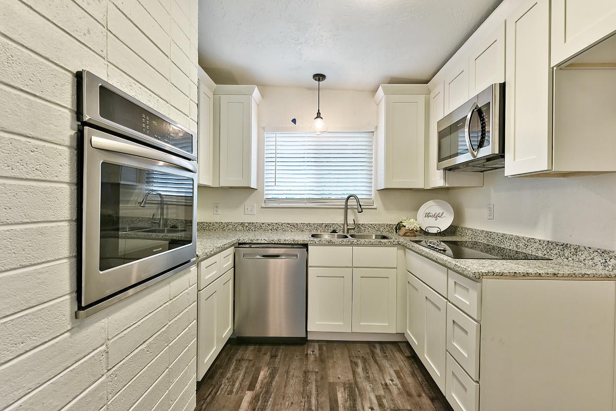 1833 Roberts Road Medford, OR 97504 - Photo 7 of 18 DSC_9906