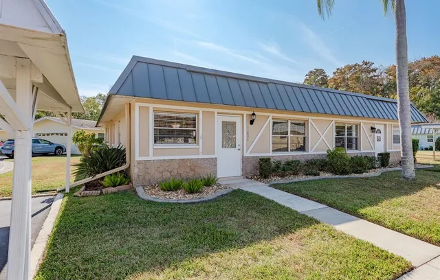 a view of a house with backyard and garden