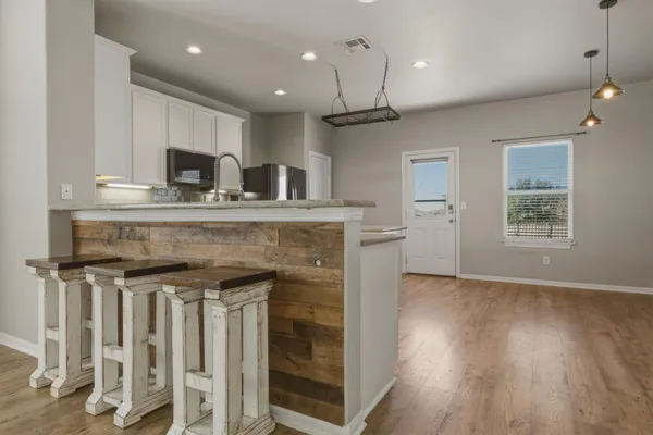 $2,300 | 125 Exeter Cove, Kyle, TX 78640