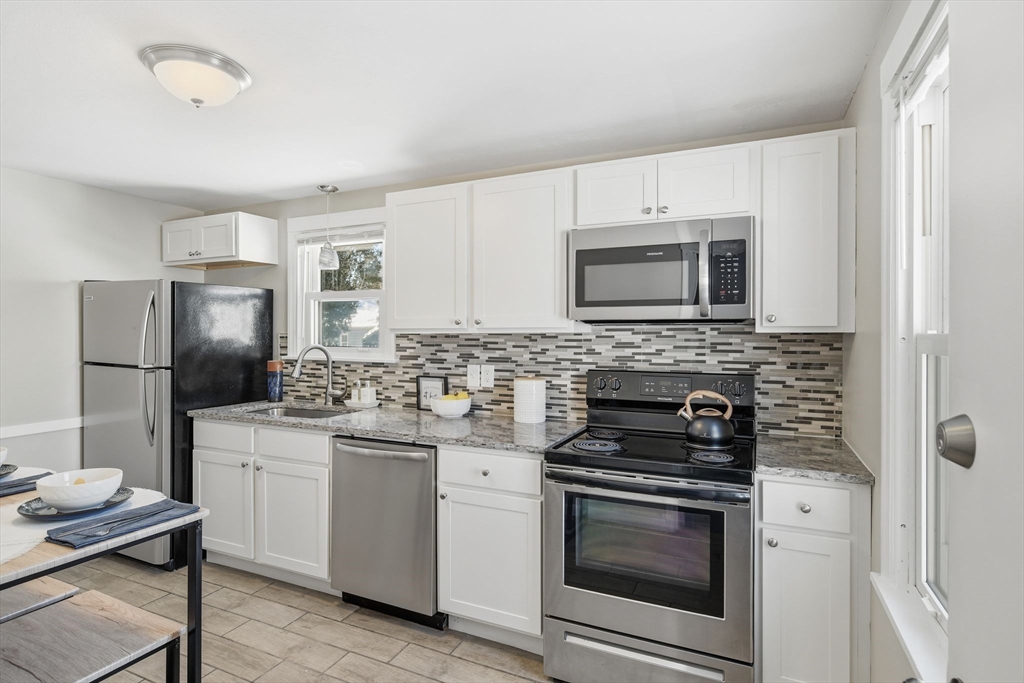 118 Pilgrim Road Springfield, MA 01118 - Photo 3 of 26