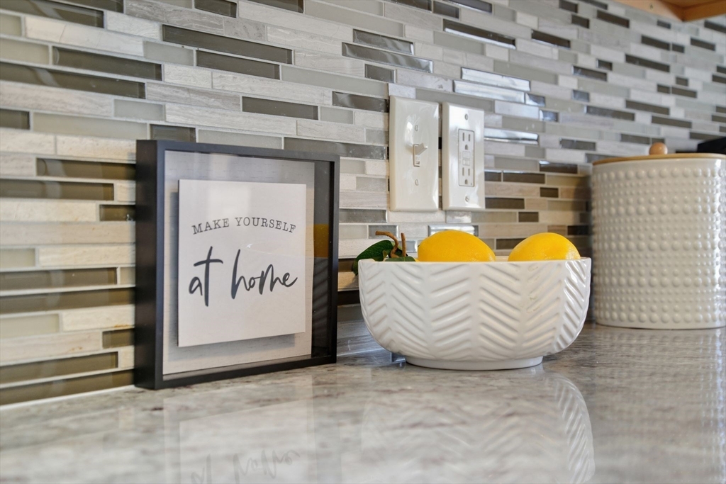 118 Pilgrim Road Springfield, MA 01118 - Photo 5 of 26