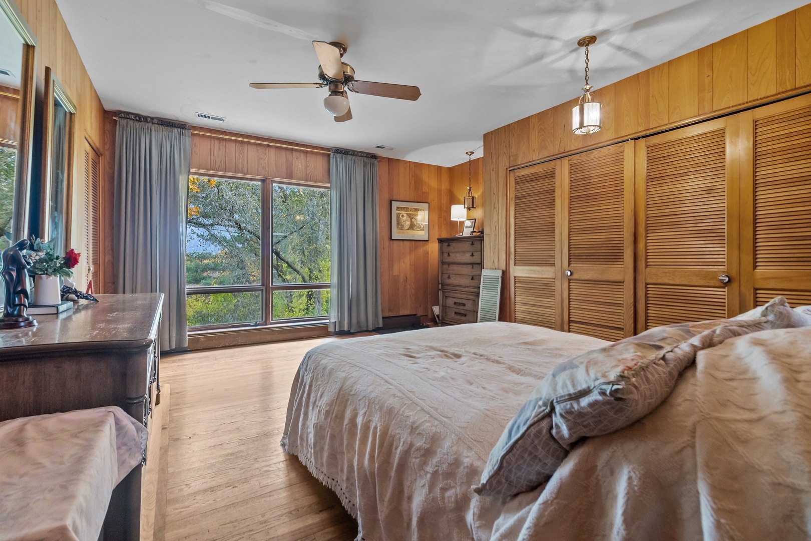 7822 North Pillow Hill Road Spring Grove, IL 60081 - Photo 23 of 34 a bedroom with a large bed and a large window