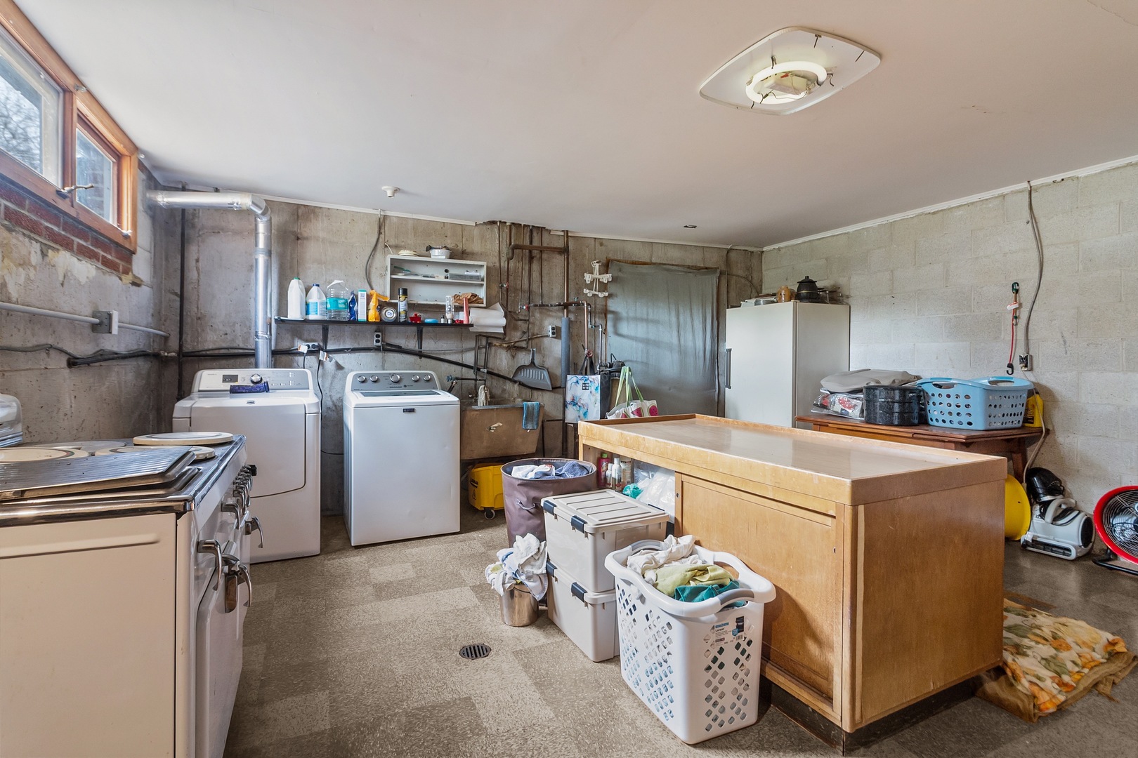 7822 North Pillow Hill Road Spring Grove, IL 60081 - Photo 33 of 34 a kitchen with a sink and a stove top oven