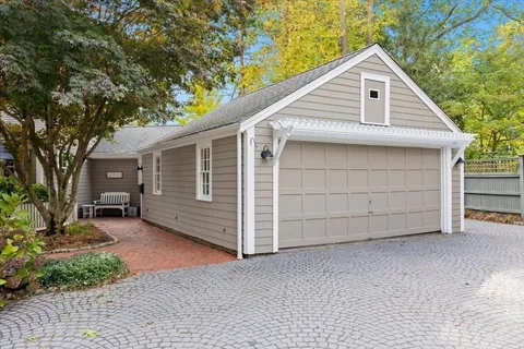 a picture of a bench