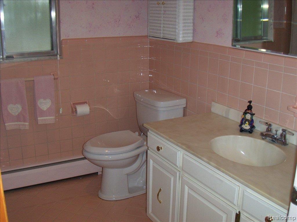 4098 Edmore Road Waterford, MI 48329 - Photo 17 of 17 Main Bath with Tub