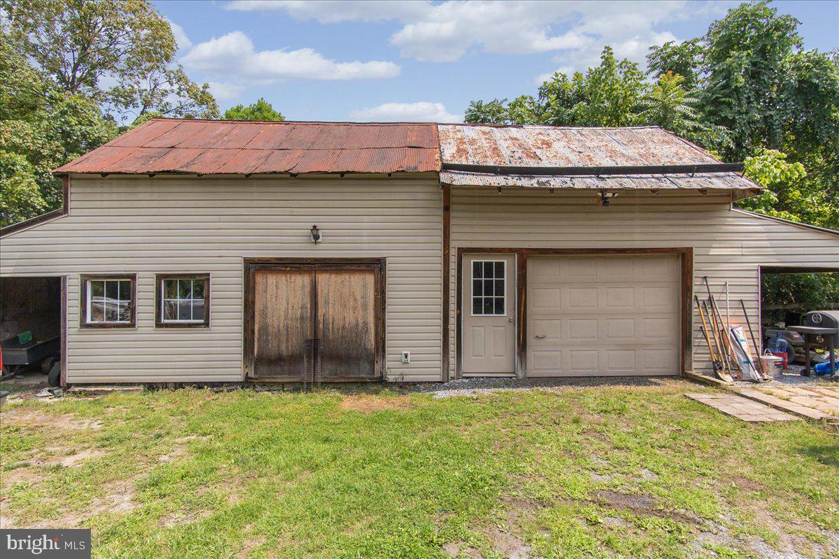4239 Trego Road Keedysville, MD 21756 - Photo 4 of 31 Garage