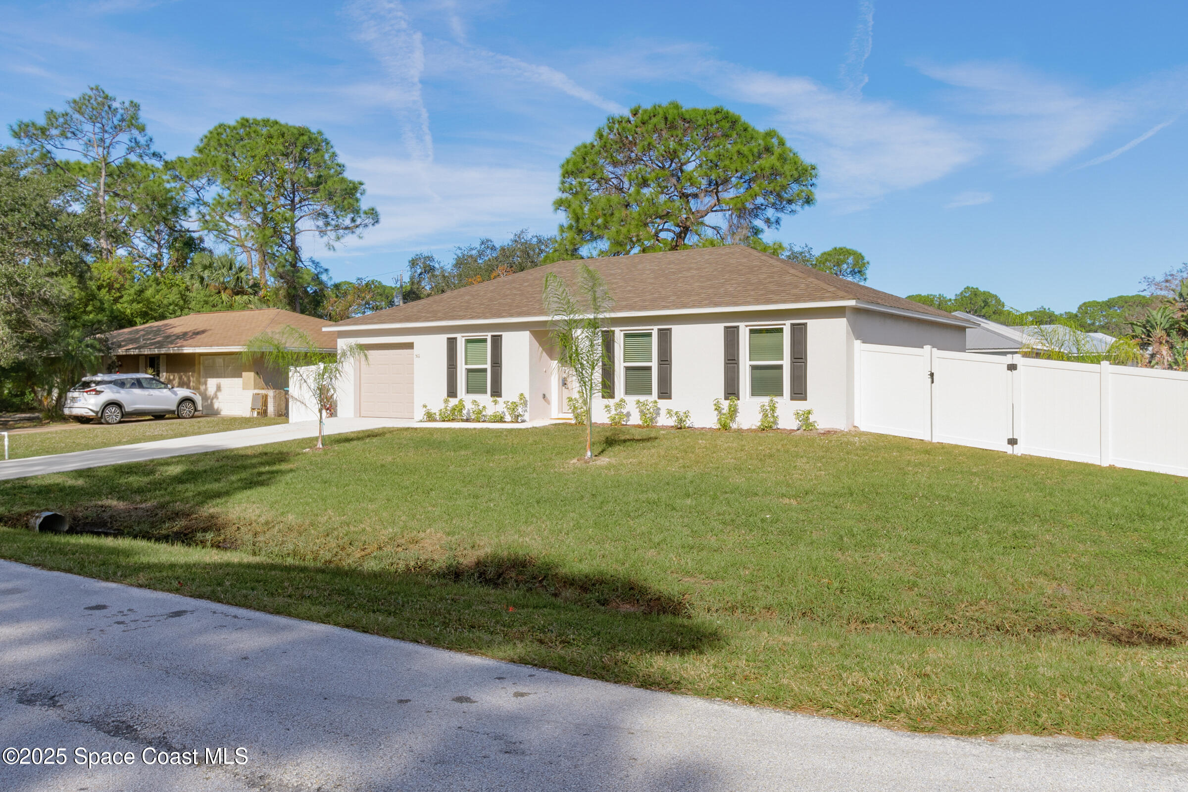 511 Trumpet Street Southwest Palm Bay, FL 32908 - Photo 5 of 43 a front view of a house with garden