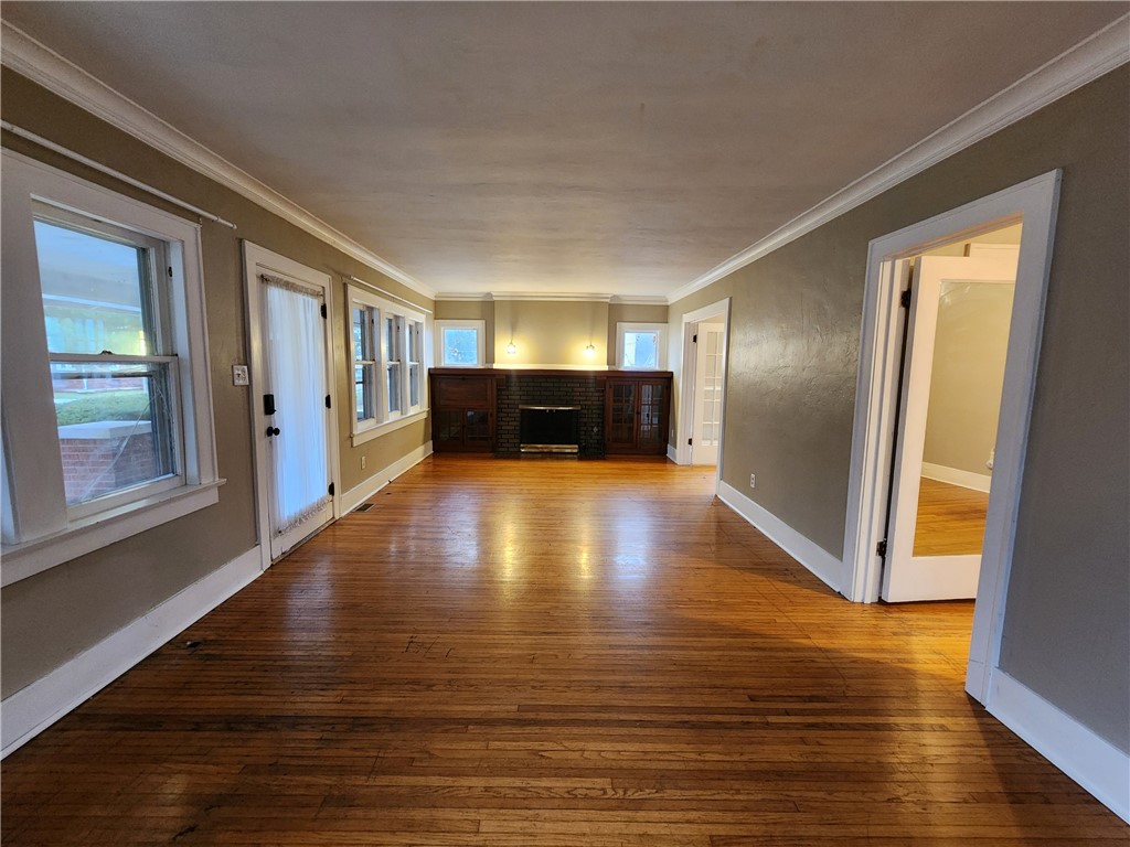 Living room w fireplace