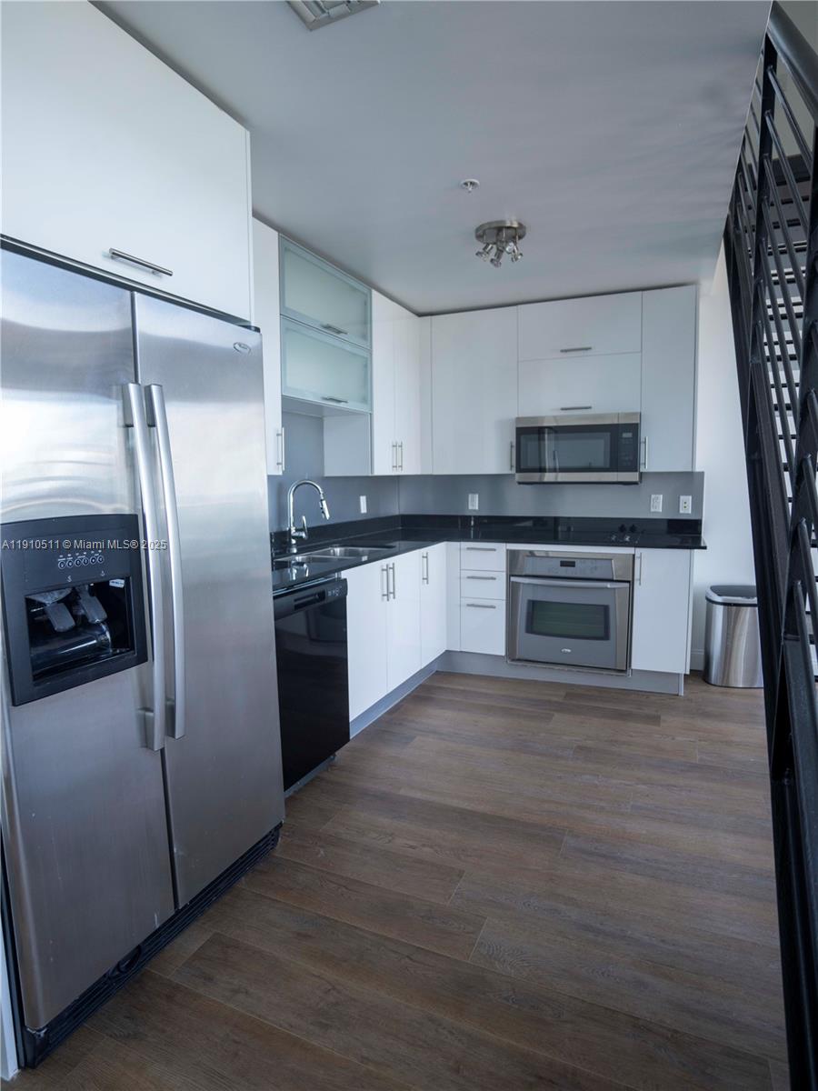 60 Southwest 13th Street, Unit 4805 Miami, FL 33130 - Photo 5 of 10 a kitchen with stainless steel appliances granite countertop a refrigerator a stove and a sink