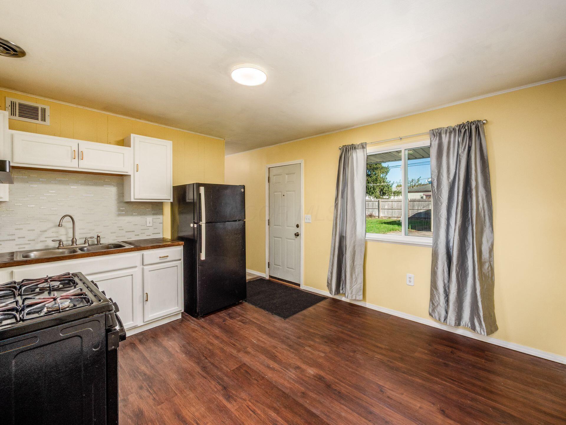 884 Bruckner Road Columbus, OH 43207 - Photo 9 of 29 Kitchen