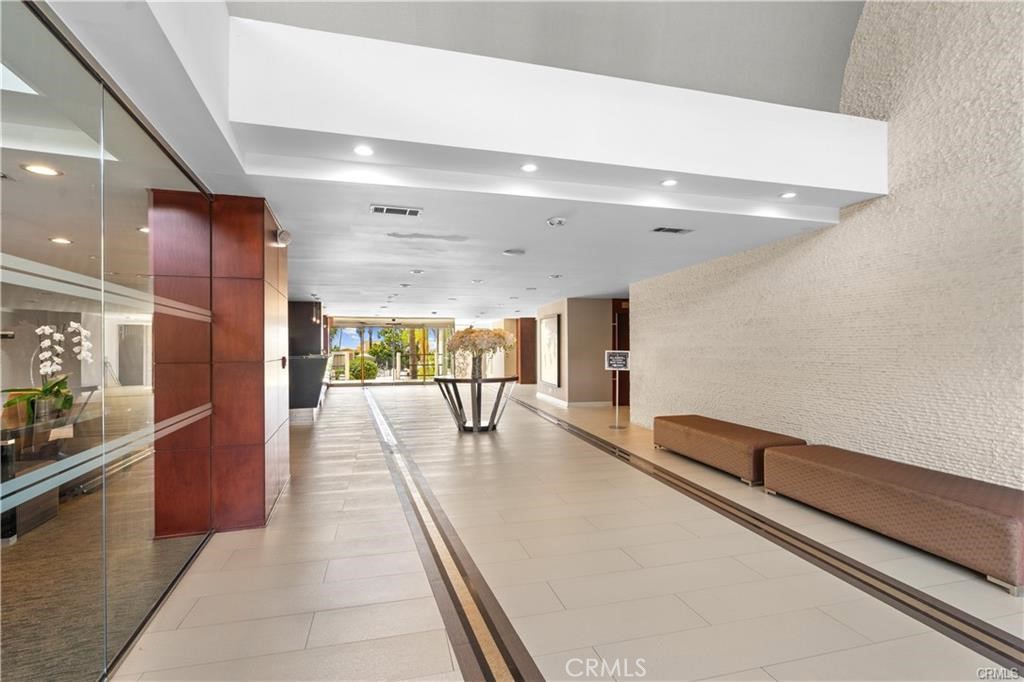 7250 Franklin Avenue, Unit 406 Los Angeles, CA 90046 - Photo 2 of 34 The lobby